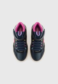 Sneakers in pelle blu navy con accenti lacci rosa, viola e blu. Presentano perforazioni e un colletto imbottito per il comfort.
