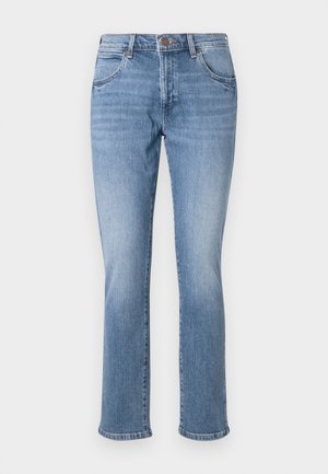Vaqueros denim azul claro de pierna recta con bolsillos delanteros, trabillas para cinturón y cierre de botón.