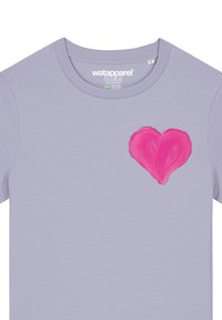 Lichtpaarse katoenen T-shirt met een roze hartafbeelding op de linker borst. Ronde halslijn en korte mouwen. Eenvoudig ontwerp.