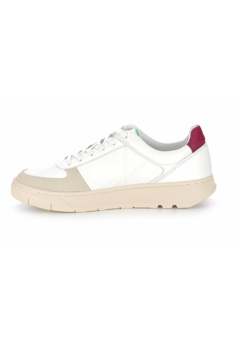 Baskets blanches avec une tige en cuir lisse, accent en daim beige et un onglet de talon bordeaux. Comprend une semelle en caoutchouc texturé et un système de laçage.