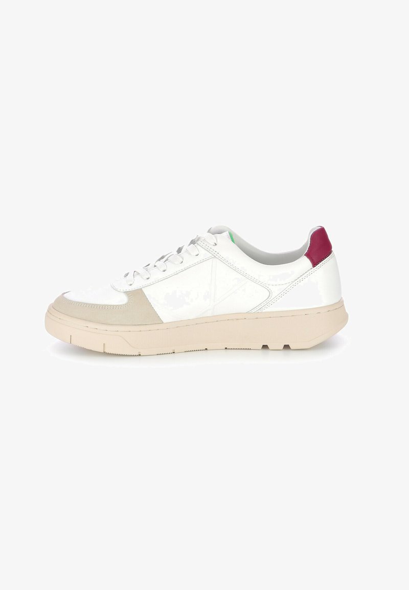 Sneaker bianco con tomaia in pelle liscia, accenti in suede beige e un tab sul tallone color bordeaux. Presenta una suola in gomma testurizzata e chiusura con lacci.