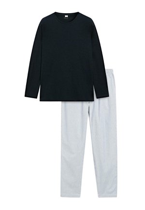Maglietta nera a maniche lunghe abbinata a pantaloni del pigiama a righe blu chiaro. La maglietta presenta un collo rotondo, mentre i pantaloni hanno una vita elasticizzata.