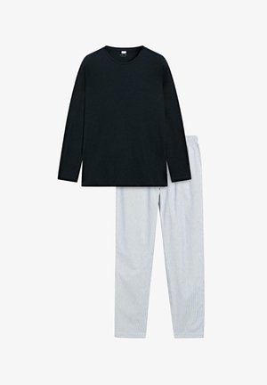 Maglietta nera a maniche lunghe abbinata a pantaloni del pigiama a righe blu chiaro. La maglietta presenta un collo rotondo, mentre i pantaloni hanno una vita elasticizzata.