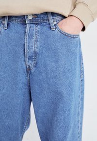 Jack & Jones JJIRON JJORIGINAL - Brīva piegriezuma džinsi - blue denim