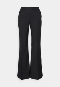 Černé rozšířené kalhoty s hladkou texturou, se štíhlým pasem a sklady podél přední části každé nohy.