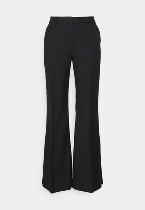 Zwarte flared broek van een gladde stof, met een aansluitende taille en geperste plooien aan de voorkant van elke pijp.