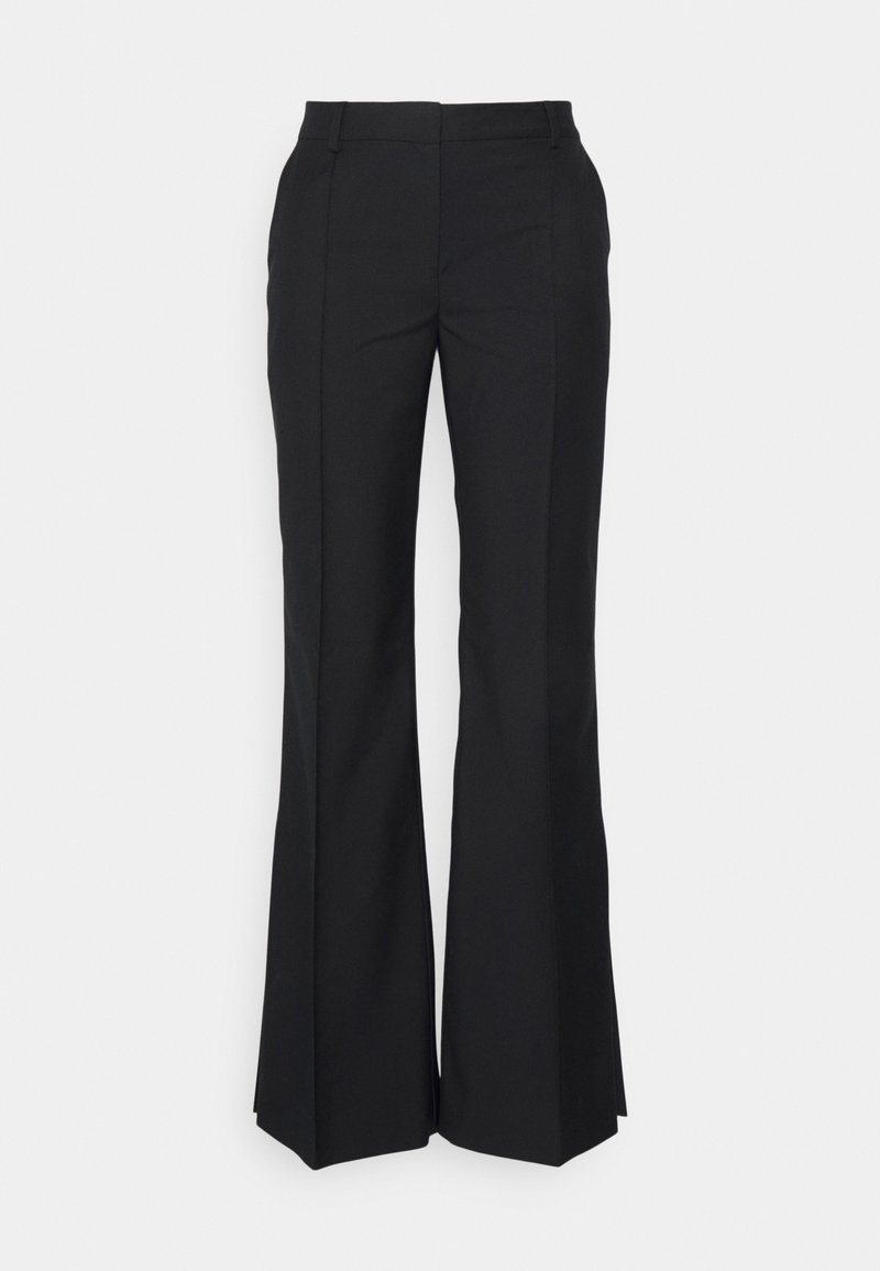 Černé rozšířené kalhoty s hladkou texturou, se štíhlým pasem a sklady podél přední části každé nohy.