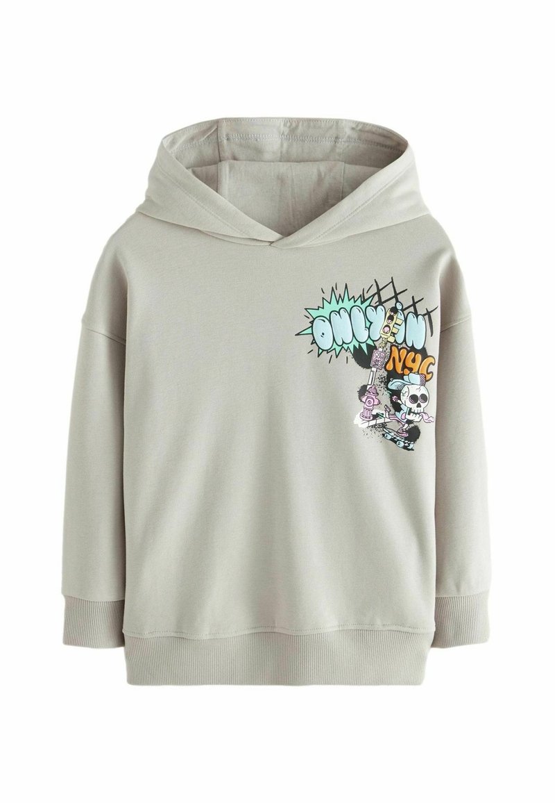 Sweat à capuche gris clair avec un graphisme coloré d'un crâne en skate près d'une bouche d'incendie et le texte "ONLLYON NYC" sur la poitrine.