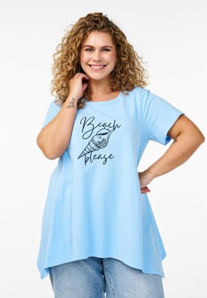 Camiseta de algodón azul claro con un corte relajado, cuello redondo y dobladillo asimétrico. Presenta un gráfico de concha negra con el texto "Beach please."