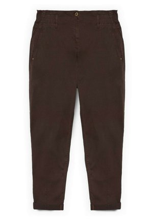 Pantalones marrones cónicos con bolsillos frontales, trabillas para cinturón, cierre de botón y dobladillos puños, extendidos sobre fondo blanco.