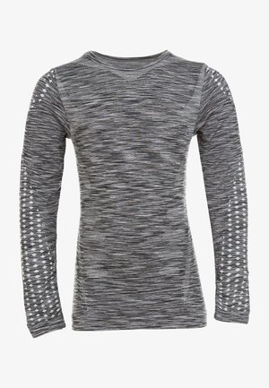 Grå långärmad topp i strukturerad tyg, med ett subtilt mönster, nätpaneler och dekorativa detaljer på ärmarna.
