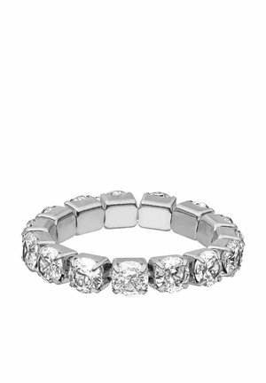 Zilverkleurige ring met afwisselend vierkante en ronde heldere edelstenen, in een verbonden ontwerp. Gepolijste metalen afwerking met een gladde textuur.