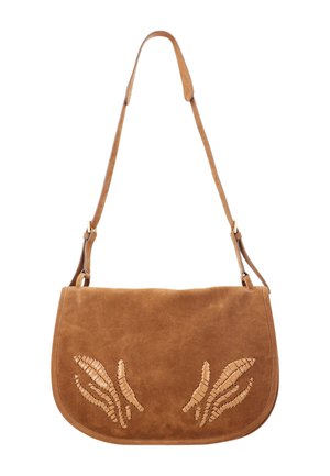 Borsa a tracolla in suede marrone con forma rettangolare curva e motivi intrecciati in pelle a forma di foglia sulla pattina frontale.