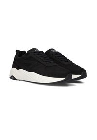 Zwarte sneakers met een mix van suède en mesh, voorzien van een witte tussenzool en een gestructureerde zwarte loopzool. Vetersluiting en subtiele branding op de tong.