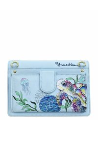 Lichtblauwe leren portefeuille met een drukknoopsluiting, met een geschilderde schildpad, kwal en koraalontwerpen in levendige kleuren en complexe details.