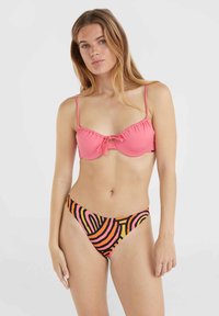 Top bikini rosa con spalline regolabili e dettagli con fiocco frontale, abbinato a slip bikini multicolore con motivi a linee ondulate.