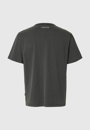 T-shirt à manches courtes gris foncé avec le texte "ANNARR" près du col à l'arrière, présenté sur un fond gris clair uni.
