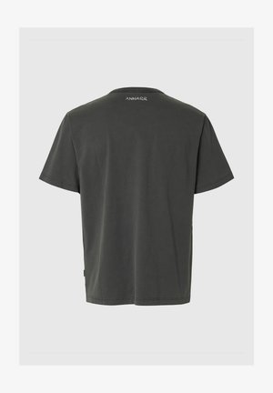 T-shirt à manches courtes gris foncé avec le texte "ANNARR" près du col à l'arrière, présenté sur un fond gris clair uni.