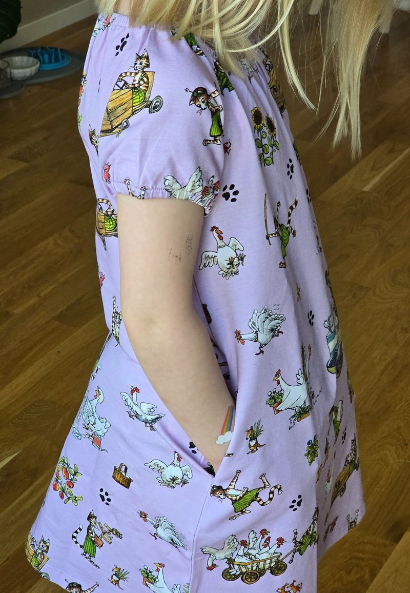 Lyaran lyhyet hihat, joissa on leikkisä eläinten ja hahmojen koko printti. Mukana sivutaskut ja joustava kaula-aukko.