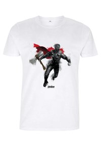 Biała koszulka z grafiką postaci w ciemnym zbrojeniu z toporem, czerwoną peleryną i plamami czerwonej farby, z logo "Avengers" na dole.