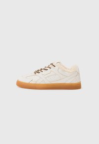 Sneaker color crema con una fodera morbida e texturizzata. Caratterizzato da una suola in gomma, lacci rotondi e dettagli perforati sul lato.