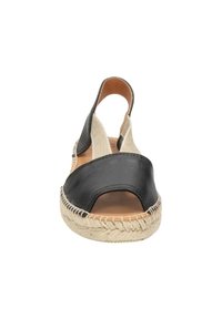 Crna kožna espadrila s otvorenim prstima i slingback dizajnom, s prirodnom jute potplatom i bež tkaninskim akcentima sa strane.