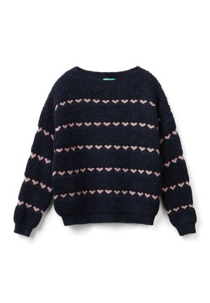 Granatowy dzianinowy sweter z poziomymi rzędami małych różowych wzorów w kształcie serc, długimi rękawami oraz ściągaczami na mankietach i dole.