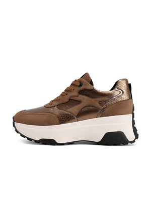 Sneaker marrone con una combinazione di materiali lisci e testurizzati. Suola bianca spessa con battistrada in gomma nera. Design con lacci e accenti.