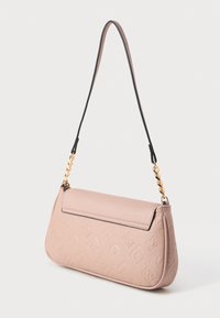 Roze leren handtas met een gebogen, gestructureerde vorm. Kenmerkt zich door reliëflogo-patronen, een gladde afwerking en een gouden kettingaccent op een zwarte strap.