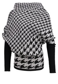 Czarno-biały, oversize'owy sweter w kratkę w jodełkę z drapowanym dekoltem i czarnymi, długimi rękawami, wykonany z miękkiej, teksturowanej tkaniny.