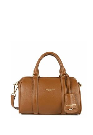 Sac à main en cuir brun avec texture en relief, doté de deux poignées supérieures et d'une bandoulière amovible. Présente un logo et des accents en doré, et une forme arrondie.