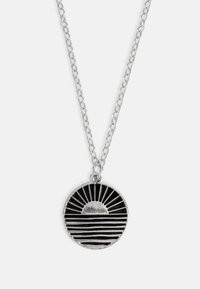 Sølvkjede med en sirkulær pendel som har et soloppgangsdesign, svarte emaljeakenter og vekslende polerte linjer.