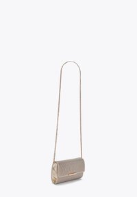 Borsa a pochette metallica con forma rettangolare, tracolla in catena dorata, superficie testurizzata e fodera interna liscia. Presenta un'accento dorato.