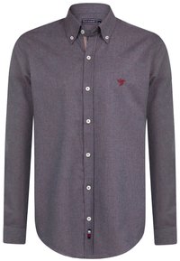 Camisa abotonada en gris oscuro con una sutil textura jaspeada. Presenta un bordado de logo rojo y botones de plástico blanco en la parte delantera.