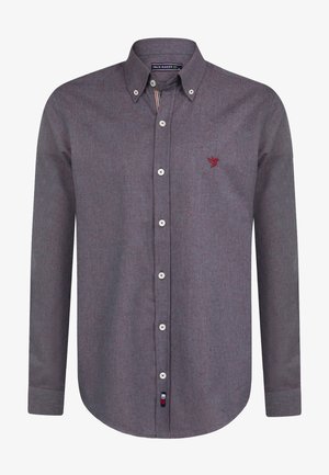 Camisa abotonada en gris oscuro con una sutil textura jaspeada. Presenta un bordado de logo rojo y botones de plástico blanco en la parte delantera.