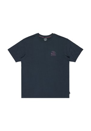 T-shirt de algodão azul-marinho com decote redondo, apresentando um pequeno logotipo roxo da Billabong no lado esquerdo do peito e um detalhe texturizado no decote.