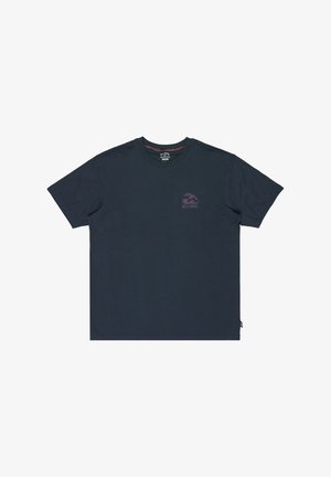 Tricou din bumbac de culoare bleu marin, cu guler rotund, având un mic logo Billabong violet pe partea stângă a pieptului și un detaliu texturat la guler.