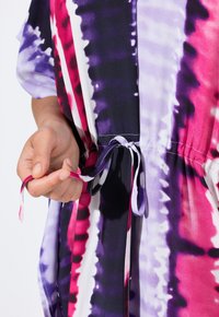 Farbiger Batik-Kleid mit Nuancen von Lila, Pink und Weiß; tailliert mit passendem Bindeband; leichtes Material.