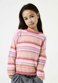Flauschiger, rosa Strickpullover mit mehrfarbigen Streifen in Gelb, Lila und Rot. Runder Halsausschnitt und lockerer Schnitt mit gerippten Bündchen und Saum.