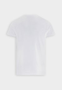 Camiseta blanca de manga corta, hecha de algodón, con un cuello redondo y una textura suave sin patrones ni acentos visibles.