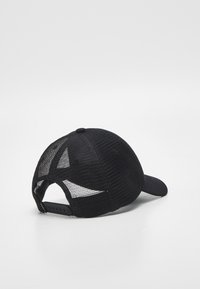 Svart mesh-cap med solid frontpanel, buet skygge og justerbar snap-lukking. Teksturet stoff og minimal detaljering.