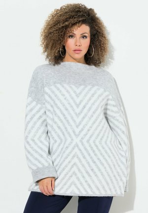 Jasnoszary, oversizowy sweter z wzorem w ukośne pasy, ściągaczami na rękawach i teksturowanym materiałem. Miękki materiał, luźny krój i szeroki dekolt.
