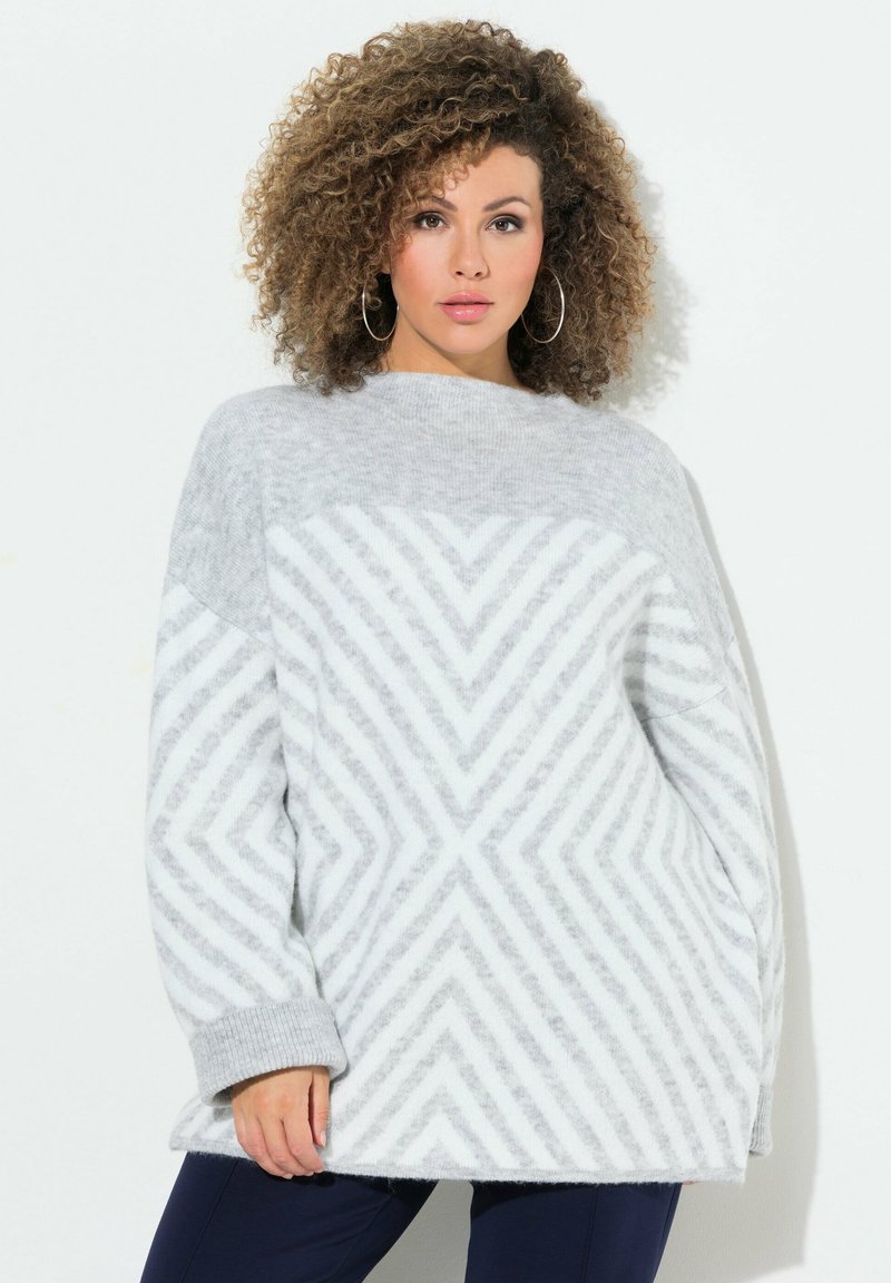 Pull ample gris clair avec motif chevron rayé, manches côtelées et tissu texturé. Matériau doux, coupe décontractée et décolleté large.