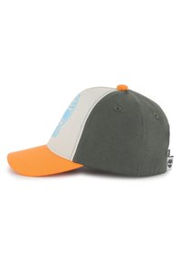 Casquette avec un corps vert, une visière orange et des panneaux gris clair. Graphique bleu à l'avant et bouton supérieur orange. Fabriquée en tissu avec une finition texturée.