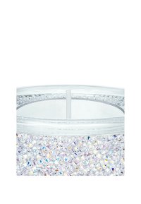 Przezroczysty holder na świeczki z podstawą pokrytą irydyscentnymi kryształami, z białym knotem i gładką, przejrzystą szklanką.