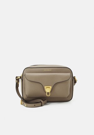 Bolso bandolera de cuero texturizado color topo con bolsillo frontal de solapa y cierre y herrajes en tono dorado, con una correa de hombro ajustable.