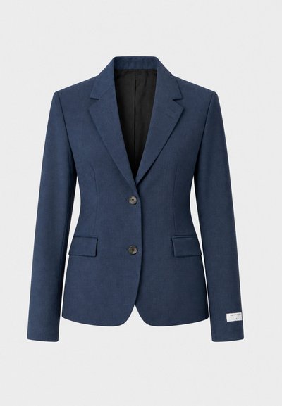 Σκούρο μπλε tailored γυναικείo μπλέιζερ με δύο κουμπιά, γιακά με εγκοπές, τσέπες με καπάκια και μαύρη εσωτερική φόδρα.