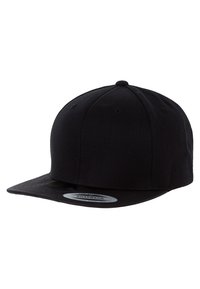 Fekete snapback sapka lapos karimával, texturált anyagból készült. Kör alakú teteje van, és márkázott belső címkéje található a karimánál.