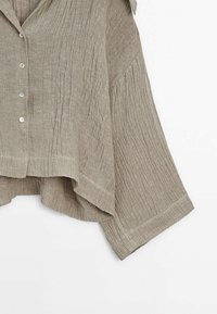 Beige, lichtgewicht linnen blouse met een gestructureerd patroon, knoopsluiting aan de voorkant en brede, cropped mouwen, met een relaxte pasvorm en zoom.