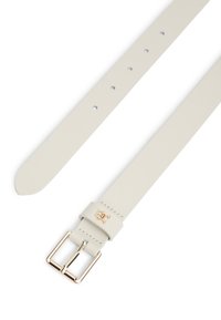 Λευκή δερμάτινη ζώνη με ομαλή υφή, που διαθέτει αγκράφα από χρυσό μέταλλο και λογότυπο ως διακοσμητικό στοιχείο. Περιλαμβάνει πολλαπλές τρύπες για ρύθμιση μεγέθους.